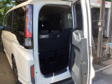 テールゲートは人が乗り降りする時のヨコ開きと、荷物を載せる時は通常のタテ開きの、2通りの開閉ができる、わくわくゲートです。