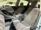 包み込まれるような座り心地のシート。長時間の運転でも疲れにくい設計です。操作しやすい位置に配置されたスイッチ類が便利です。