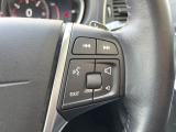 【ステアリングスイッチ】運転中、前方から目線をそらさずにオーディオ等の操作ができるよう、適切に配置されたスイッチ類。安心&快適なドライブを演出してくれる便利な機能です。