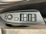 電動格納式リモコンドアミラーと、パワーウィンドウスイッチ等は運転席ドアにあります。