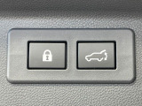 【パワーバックドア】スマートキーや運転席のボタンを押すだけでリアゲートが自動で開閉します!荷物を持っている時や、高い位置にあるバックドアを閉める際に便利な機能です♪