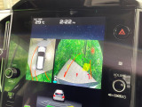 【マルチテレインモニター】車のフロントやサイドのカメラ画像を同時にモニター表示することで、悪路や狭い道を走行時でも周囲の状況確認ができ安心!本格SUVにうれしい装備です♪