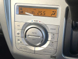 【オートエアコン】一度お好みの温度に設定すれば、車内の温度を検知し風量や温度を自動で調整。暑い&hellip;寒い&hellip;と何度もスイッチ操作をする必要はありません。快適な車内空間には必須の機能ですね♪