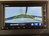 リバースギアに入れるだけで後方の表示へ切り替わります。夜間や雨の日の駐車も楽になりますよ。