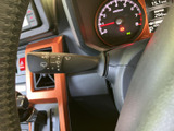 操作しやすいウインカーレバーで、スムーズな車線変更をサポート。直感的な操作性で、安全な運転に貢献します。