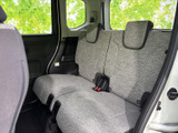 シンプルで機能的な内装が特徴です。操作しやすい配置で、運転に集中できます。快適なドライブをサポートします。