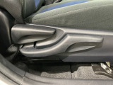 シートハイトアジャスターが付いているので運転姿勢を調整するのに便利ですね。身長に合ったシートポジションは安全運転や疲労軽減にもつながります。