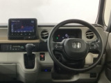 【ハンドル】運転にかかわる様々な操作を安全に行えるように視点移動が少なく操作性に配慮されたスイッチ類が凝縮されたコックピットです。