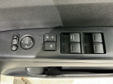 狭い駐車場で便利な電動格納ドアミラーが付いています。