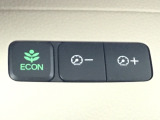 【eコンスイッチ】低燃費運転をサポートするECONモード。スイッチをONすると、エンジンやトランスミッション、A/Cなどを協調制御し、燃費の向上に貢献。エコドライブの効果を高めます。
