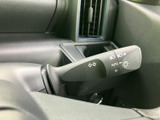 操作しやすい位置に配置されたウインカーレバー。直感的に操作でき、安全な車線変更をサポートします。日常の運転をより安心に、より快適に。
