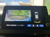 後方確認が苦手な方でも安心。ガイドライン表示で、安全な駐車をサポートします。