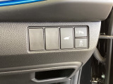リアゲートの開閉や、横滑りを防止するVSA等のスイッチは運転席の右側、手の届きやすい位置にあります。