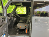 運転席からの視界は広く、運転操作もスムーズに行えます。快適な運転環境をご提供します。