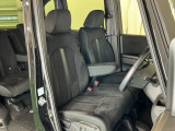 【ベンチシート】運転席と助手席の移動もスムーズ!狭い駐車場での乗り降りや、お子様の乗り降りにも便利です。座席の間にコンソールボックスやドリンクホルダーがないため、車内空間が広く感じます。