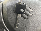 【キーレス】少し離れた場所からでもボタン一つでドアの開錠・施錠ができるのでとっても便利!ドアの鍵穴周りに傷をつけることもありません