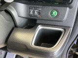 パワースライドドアの開閉はスマートキーのリモコンやドアノブは勿論、運転席側のスイッチ操作でも開閉ができ、安全・簡単です。