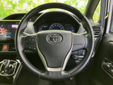 握りやすいステアリングは、運転操作をサポート。快適なドライビング体験を提供します。