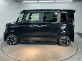 限られたスペースでも、スライドドアなら開閉がスムーズ!隣の車や壁にぶつかる心配がありません。