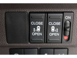 乗り降りラクラクな両側パワースライドドアが装備されてます。運転席からもリモート操作が可能です。外からはリモコンキーで開閉することができます。巻き込み防止機能もありますので安心です。