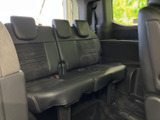 3列目シートも広々とした空間を確保。大人でもゆったりと座れるので、長距離移動も快適です。家族みんなで楽しめる空間です。