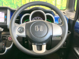 インテリアに合わせたデザインのステアリングは、運転される方のことも考え、運転しやすい形状、大きさです。是非一度、実際に触ってお確かめください。
