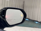 ウインカーミラーにはBSM(ブラインドスポットモニター)を搭載。隣を走る車両が死角に入るとLEDインジケーターを点灯。また、ウィンカーを出すとインジケーターも光って点滅!注意を促してくれます