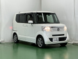 狭い駐車場でも、スライドドアならチャイルドシートへのお子さまの乗降や荷物の積載もスムーズ。とても便利な【助手席側。電動スライドドア】ドアハンドを少し引くだけでリアドアが自動開閉します。