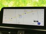 最新の地図を搭載したナビゲーションシステム。スムーズなルート案内で、初めての道も安心です。お気に入りの音楽と快適なドライブを。