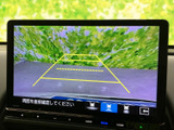 バック時の安全性を高めるバックモニター。狭い場所でもスムーズな駐車をサポートします。初心者の方でも安心して運転できます。