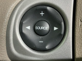 ステアリングにオーディオ操作スイッチが付いています。オーディオ画面に直接タッチしなくても操作が出来ますので、運転に集中できます。