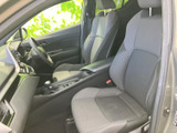 運転席周りは、操作性も考慮されたデザイン。必要な情報を一目で確認でき、安全運転をサポートします。快適なドライブを心ゆくまでお楽しみください。