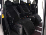【特別仕様車限定】ハーフレザーシート!本革&ブラック人工皮革とアルカンターラシートがミックスされたハーフレザーシートです。おしゃれな色の組み合わせで高級感のある車内空間が広がっております。