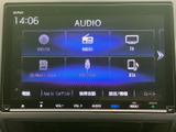 多様なメディアに対応し、お好みの音楽を楽しめます。CDやUSBはもちろん、Bluetooth接続も可能。長距離ドライブも飽きさせません。