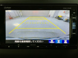 リバースギアに入れるだけで後方の表示へ切り替わります。夜間や雨の日の駐車も楽になりますよ。