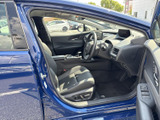 開放感のある室内空間。ドライバー視点からの眺めは良好で、運転に集中できます。上質な素材が快適なドライブを約束します。
