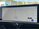 使いやすいナビゲーションシステムを搭載。スムーズな目的地設定で、快適なドライブをサポートします。様々な情報も表示可能です。