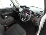 シンプルで使いやすいデザインの運転席です。