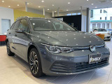 中央で存在感を放つ新デザインのVWエンブレム。スマートなフロントフェイスを引き締めます。