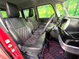 運転席シート廻りは使用感も少なく、良好な状態となっています。前オーナー様が丁寧に使っていたことがよくわかりますね。