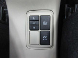 モーター走行のEVモード。エアコン系も制御し、更に燃費を改善するECOモード切り替えもついてます。