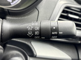 使いやすい位置に配置し、直感的な操作を実現。繊細な操作感で、安全な車線変更をサポートします。より快適な運転をお届けします。
