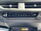 【エアコン】『エアコン装備』の画像になります。暑い夏でも寒い冬でも、車内に快適な空気を届けるので、いつでも快適な車内空間を創り上げます!
