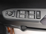パワーウィンドゥ 運転席ドアスイッチ照明付です。電動格納ミラーも手元でワンモーションで可能です。