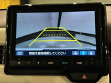 リバースギアに入れるだけで後方の表示へ切り替わります。夜間や雨の日の駐車も楽になりますよ。