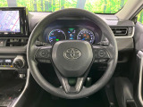 インテリアに合わせたデザインのステアリングは、運転される方のことも考え、運転しやすい形状、大きさです。是非一度、実際に触ってお確かめください。