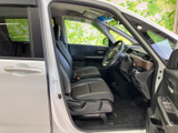 運転席周りは、視界の良さと操作性の高さが魅力。快適な座り心地で、長距離運転でも疲れにくいのがポイントです。使いやすさを追求した設計です。