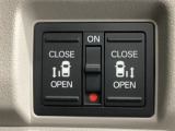 【両側パワースライドドア】両側がパワースライドドアになっており、運転席のスイッチやスマートキーでも開閉が可能です!開口部も広いので乗り降りも楽々♪