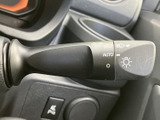 操作しやすい位置に配置されたレバーで、スムーズな合図操作が可能です。安全運転をサポートする機能です。