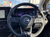 手に馴染む形状で、操作しやすいステアリング。快適なドライビングポジションをサポートし、運転の楽しさを向上させます。